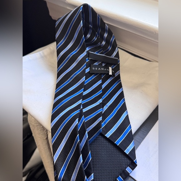 🎩✨Vintage Elegant Sean John Black, Blue Silk Striped Men’s Tie / Ladies Head Tie - Picture 8 of 15
